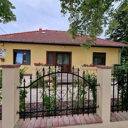 Muskatlis Haz Apartment Balatonlelle Exterior foto