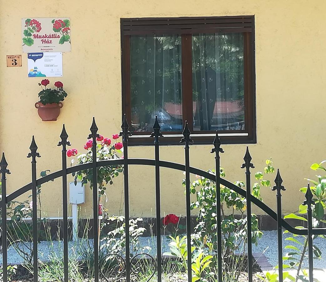 Muskatlis Haz Apartment Balatonlelle Exterior foto