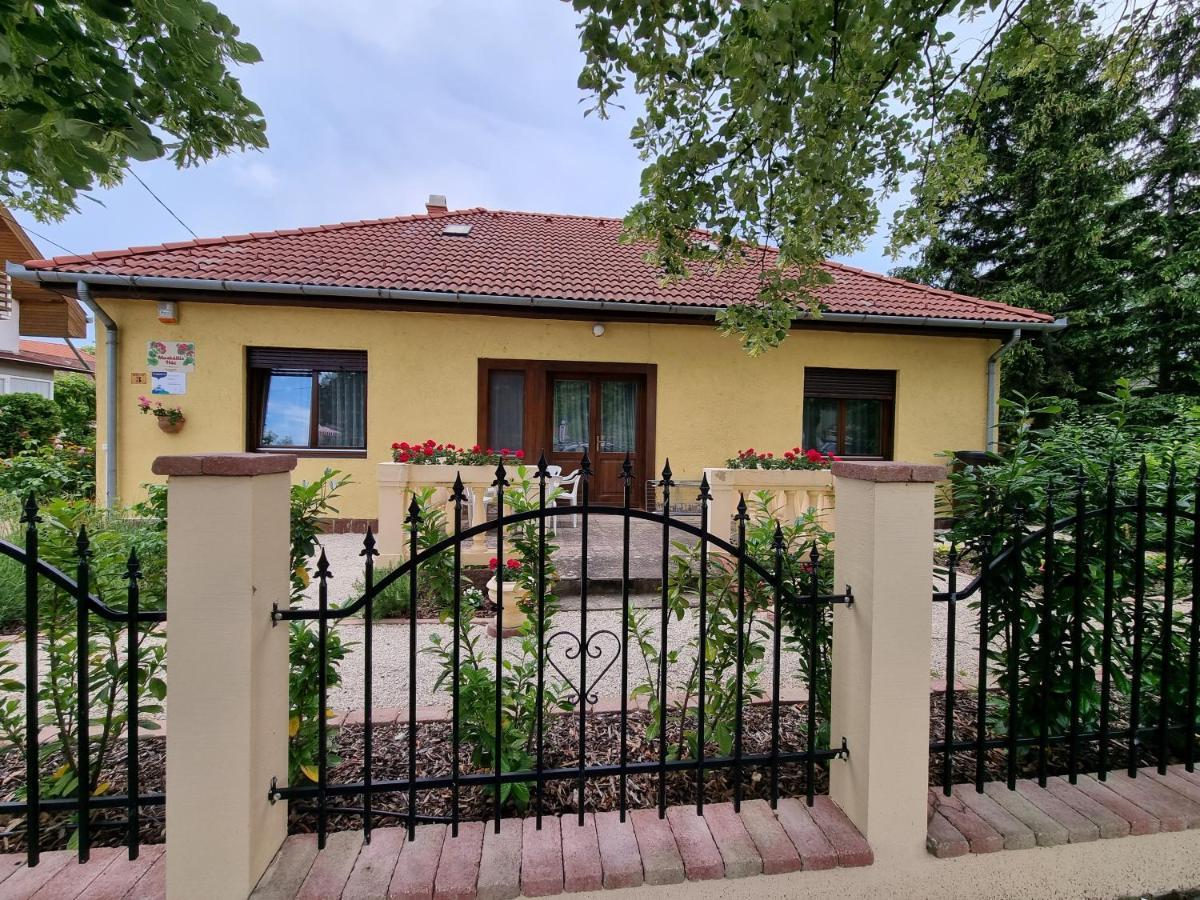 Muskatlis Haz Apartment Balatonlelle Exterior foto