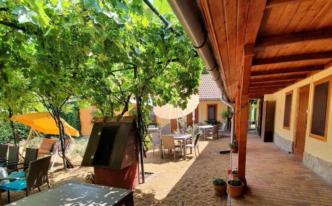 Muskatlis Haz Apartment Balatonlelle Exterior foto